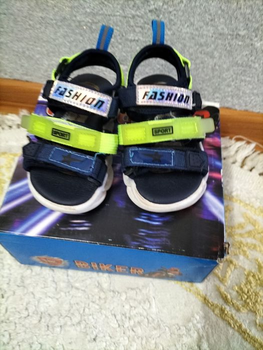 Детские сандали продам