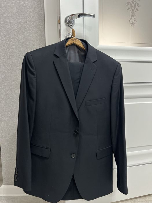 Очень качественный черный костюм Manzoni.