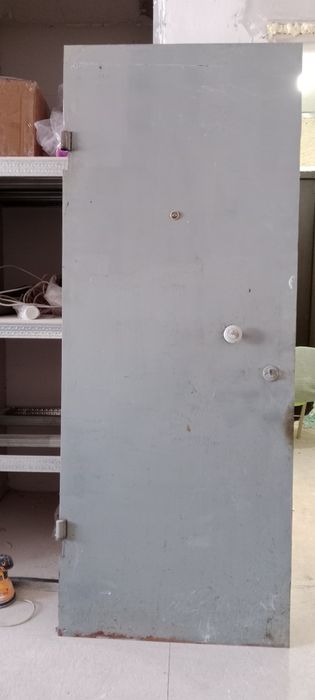 Продам входной железный дверь, обшитый