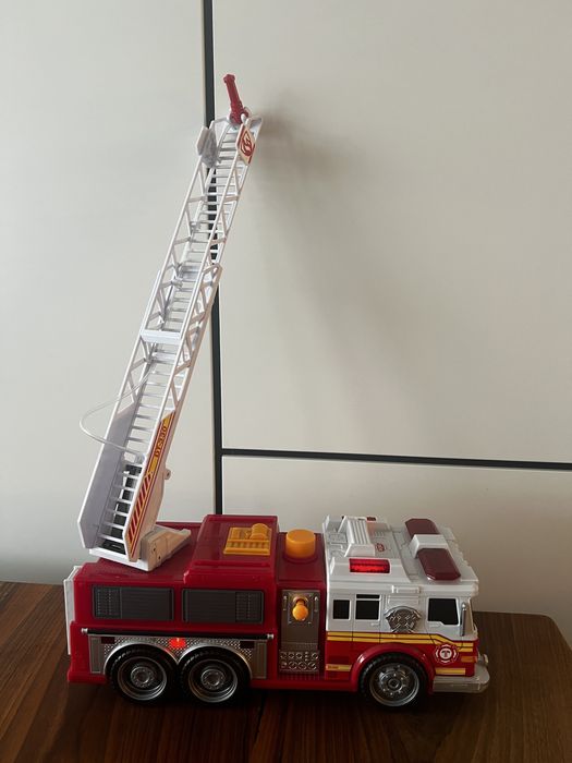 Голяма пожарна кола и валяк