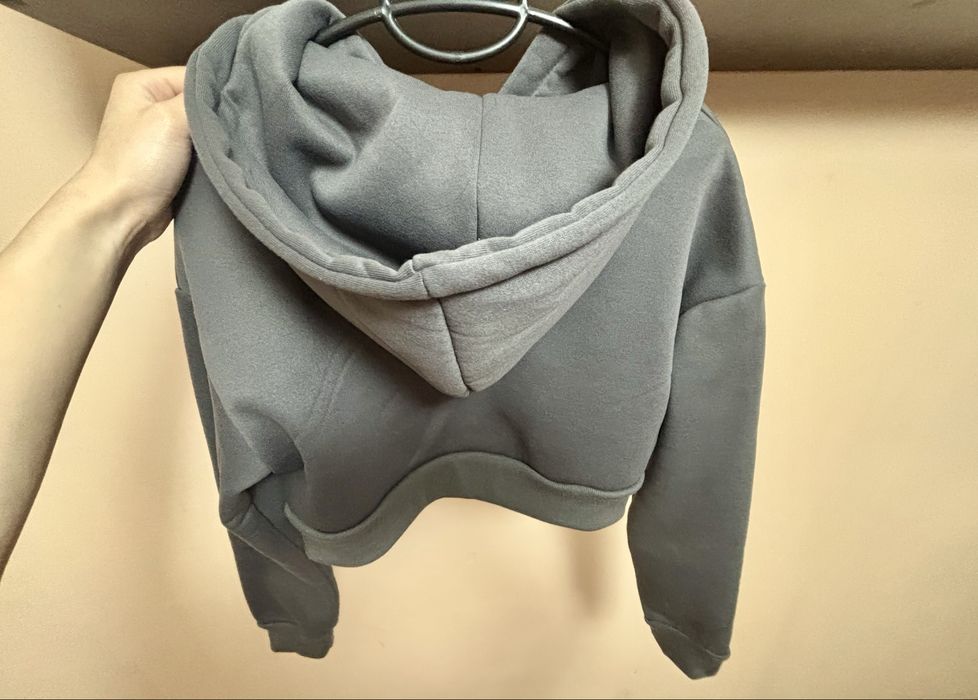 Къс сив суичър.