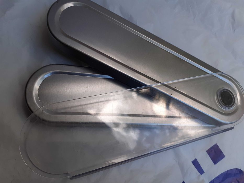 Ученически пособия -палитра , транспортир , кутия за моливи