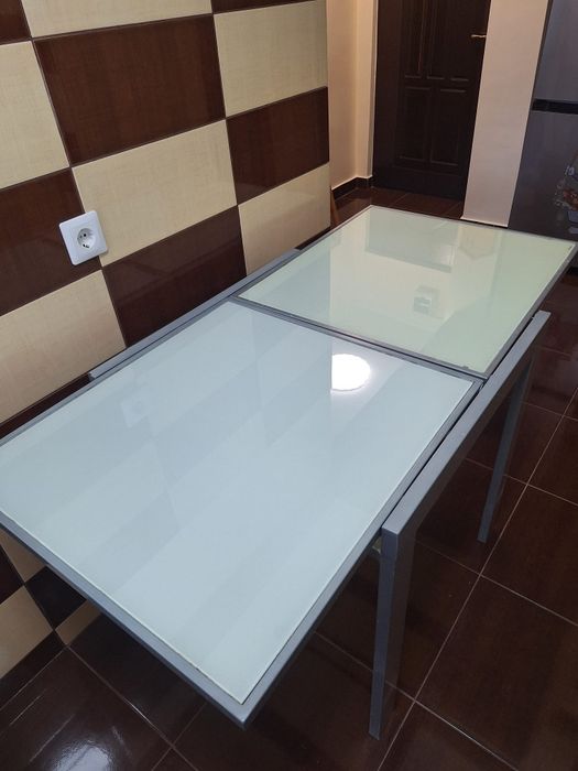Masă de sticlă extensibilă, securizată și rezistentă termic