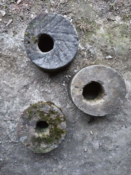 Дялан кръгъл  камък