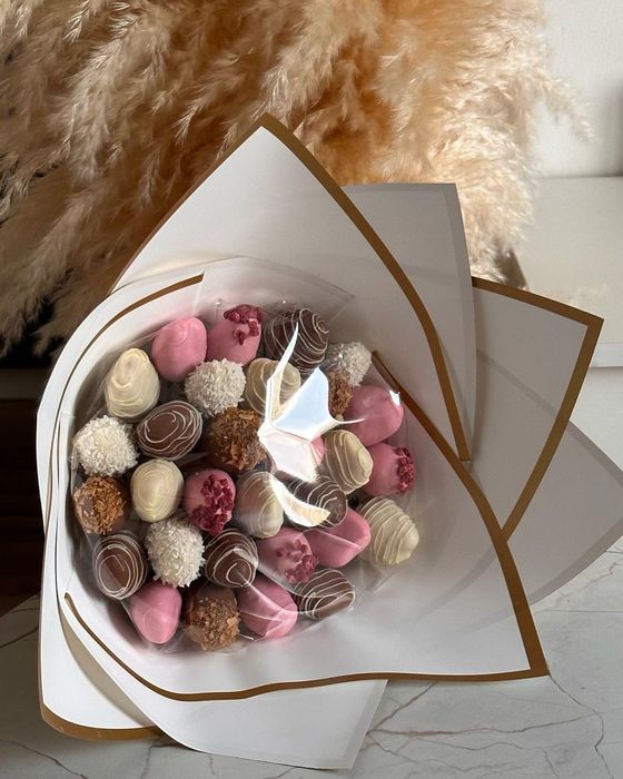 Клубника в шоколаде финики в шоколаде. Букет Клубника в шоколаде