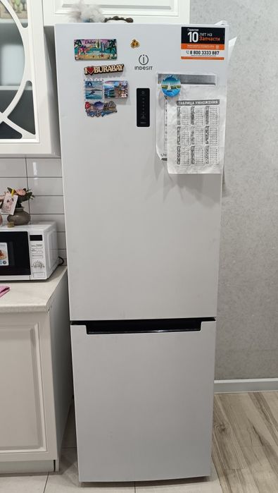 Холодильник Indesit DF5180W