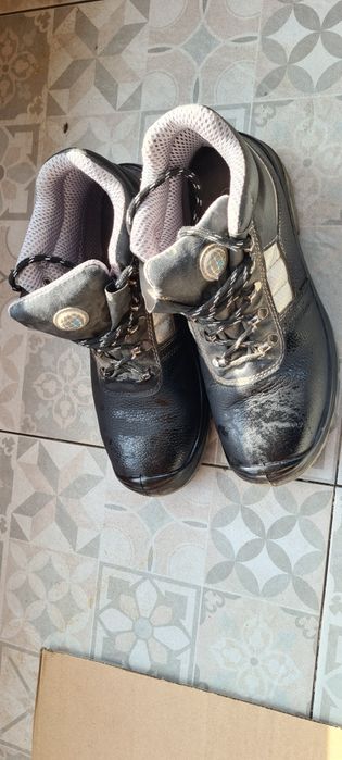 Продажа спецобуви и спецодежды.