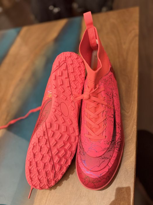 Професионални футболна обувки с високи глез (стоножка)