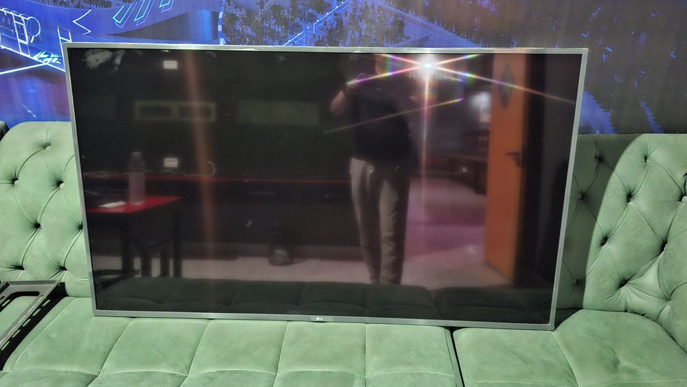 Televizor sotiladi 65 dyum