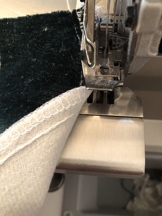 Шестиниточный оверлог.