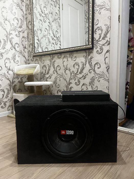 Продам сабвуфер JBL 1200