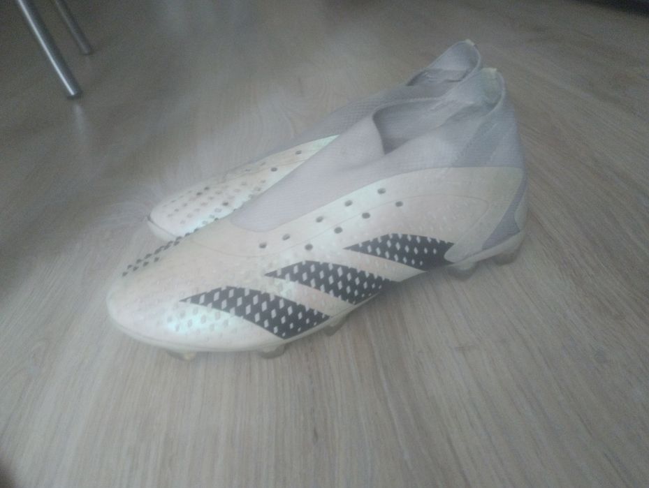 Продаю две пары бутсы за 30к