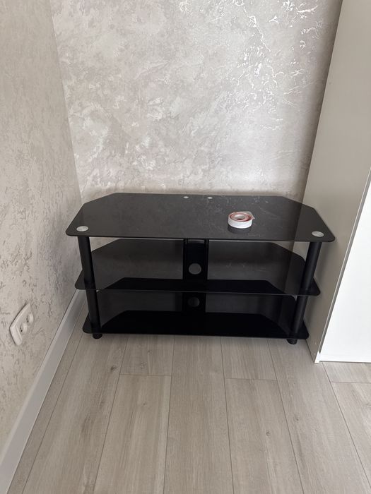 Продам стеклянный столик под тв