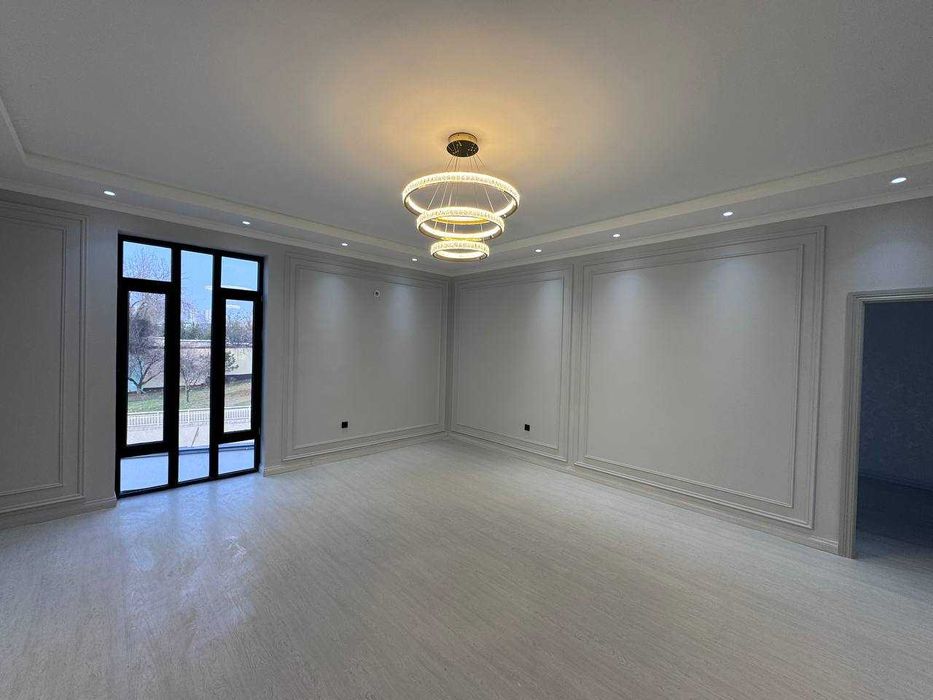 Новый коттедж возле Батанического сада 2,26 сотки 3 уровня 315 кв.м.