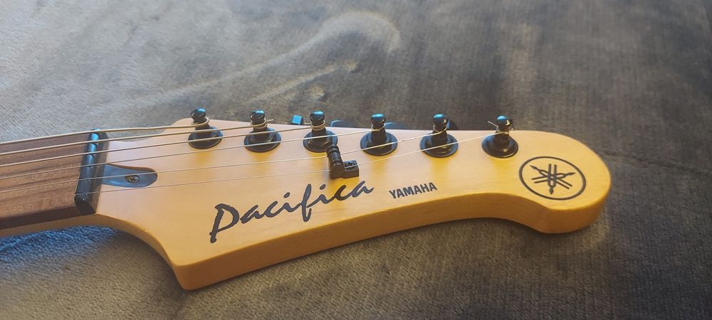 Электрогитара Yamaha Pacifica 112V Raspberry Red