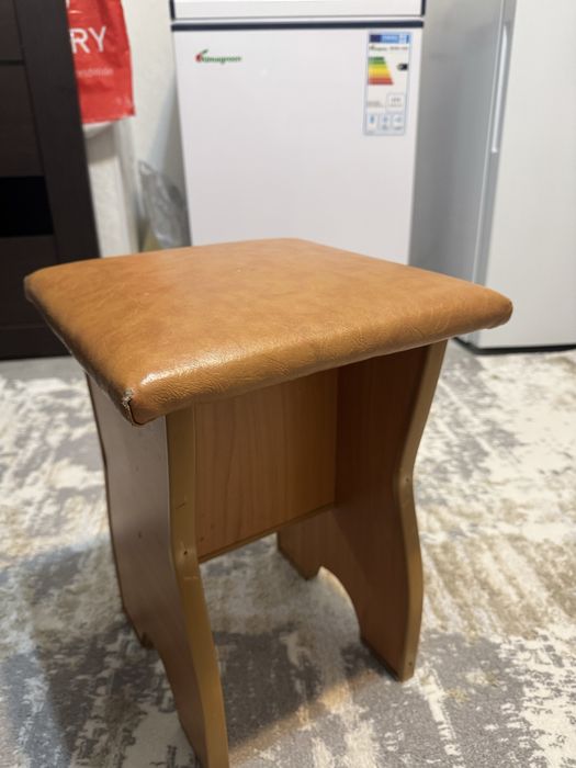 Продам стол и табуретки