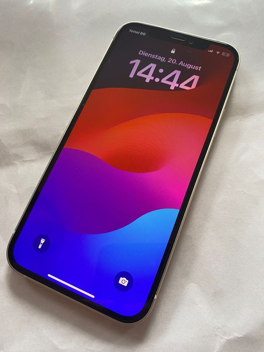 iPhone 12 (продава се с кутията)