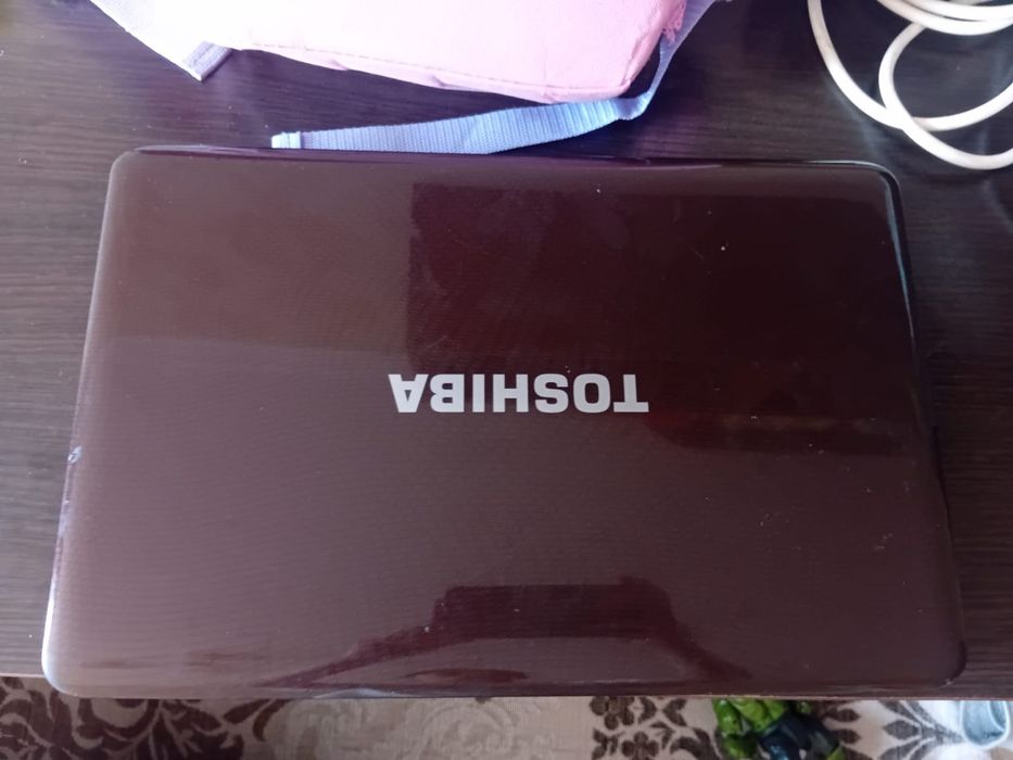 Продам ноутбук toshibaв хорошем состояний в комплекте зарядка мышка