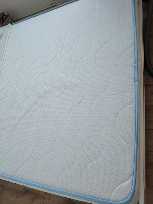 Vând saltea in stare foarte buna  foarte puțin folosită 160-200