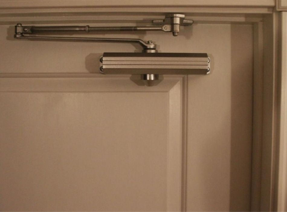 Ремонт доводчика установка.