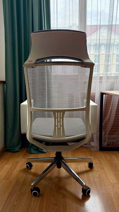 Кресло офисное бело-серое