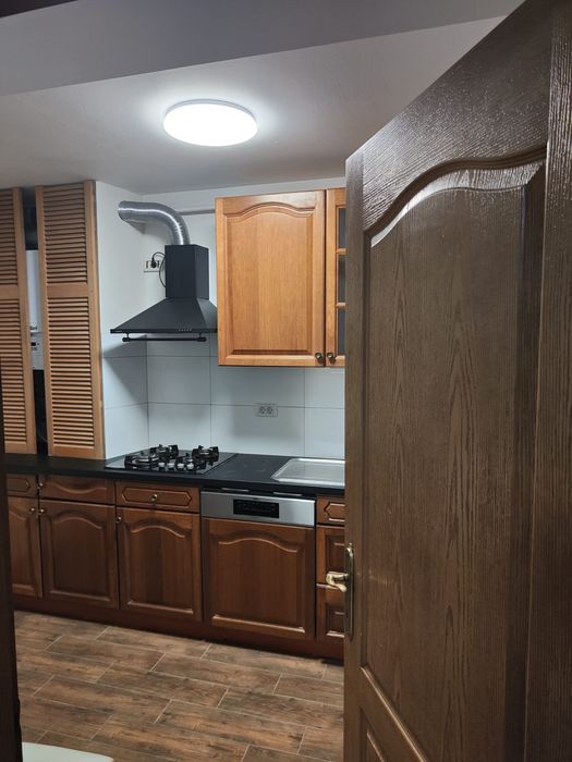 Apartament de inchiriat 3camere| loc de parcare |zona cofetăria Darcos