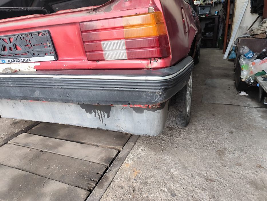 Задний бампер Опель Аскона