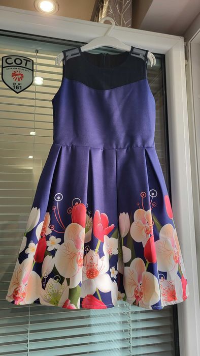 Продавам детски коледни роклички р.122