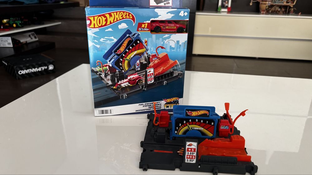 Vând set Hot Wheels - Fuel Station Shift