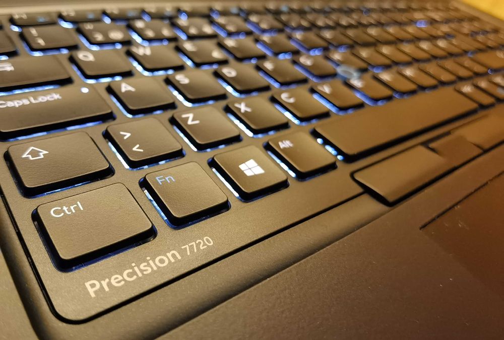 Лаптоп Dell Precision 7720 (17.3") + Подарък чанта