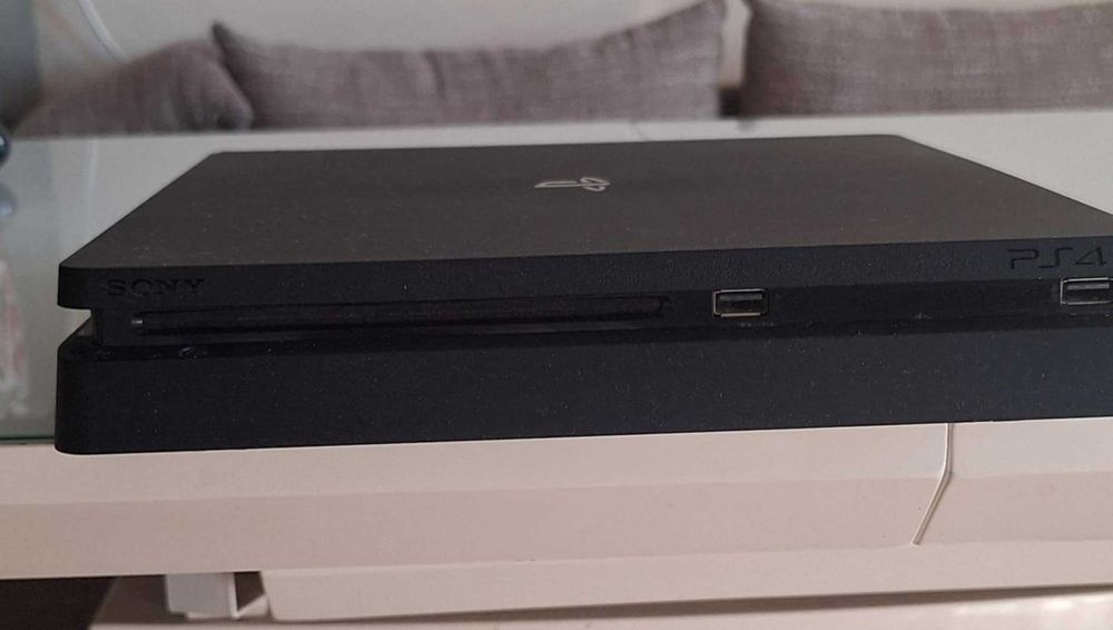 Playstation4 Slim 500GB 2 Контрлера + игри и пълен комплект кабели
