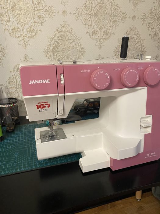 Машинка швейная юбилейная