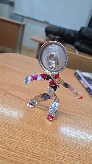 Omu de tinikea. Material: doza energizant.
