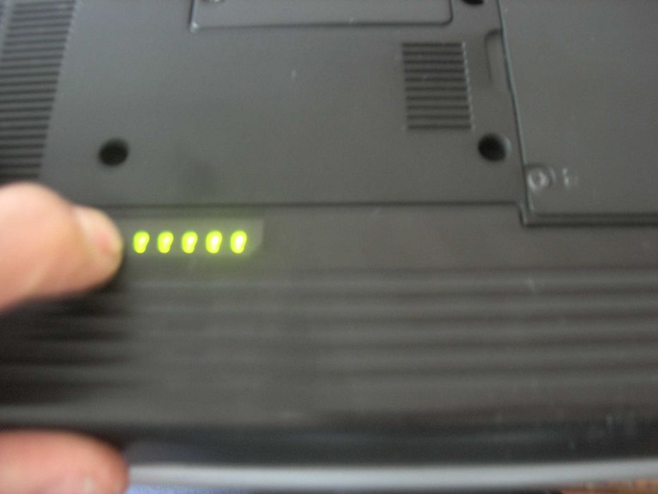 Laptop Dell Inspiron 1420 baterie, adaptor,piese