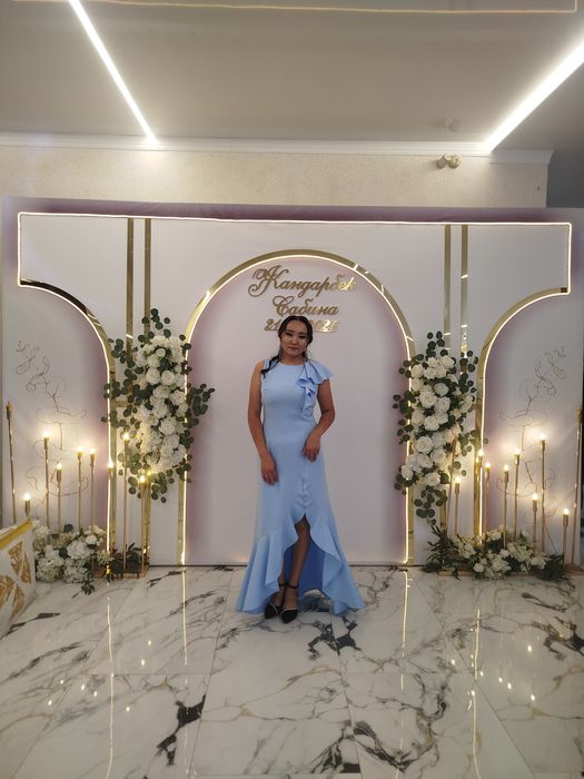 Платье голубое с вырезом