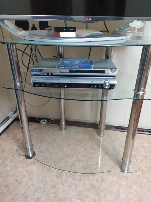 Тумбочка стеклянная для телевизора