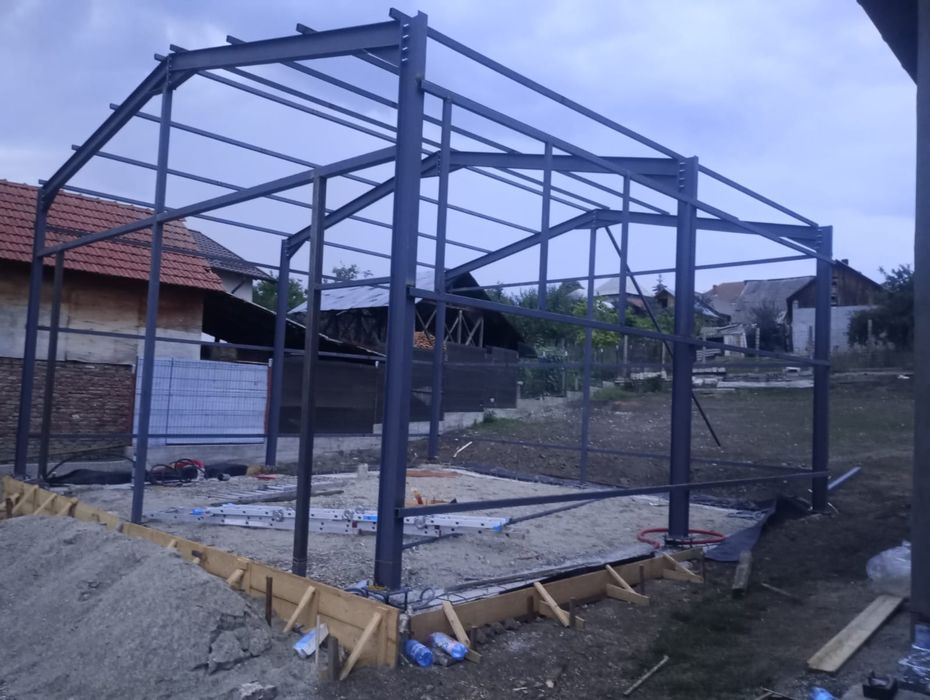 Vand hală metalică de pe stoc 8 m lățime pe 20 lungime cu tot cu montaj la super preț fac și alte mărimi orice mărime lucrăm fără avans