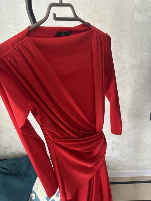 эффектное красное платье