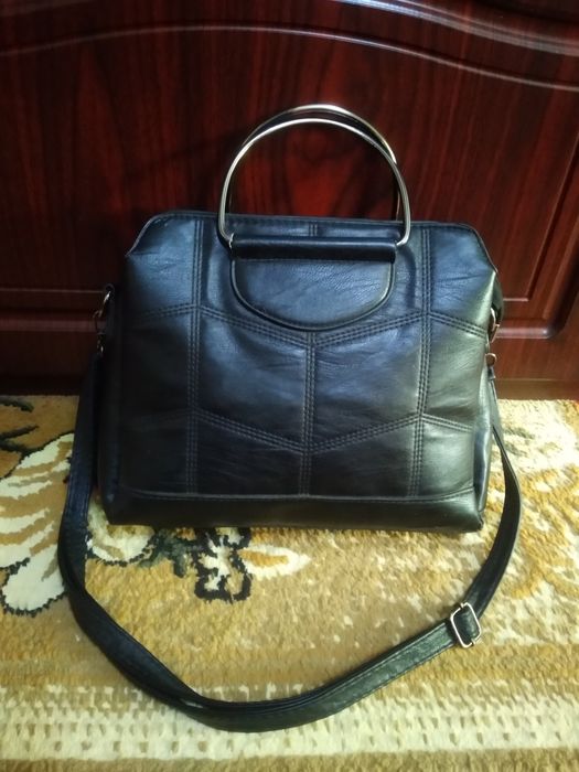 Сумка с металлическими ручками