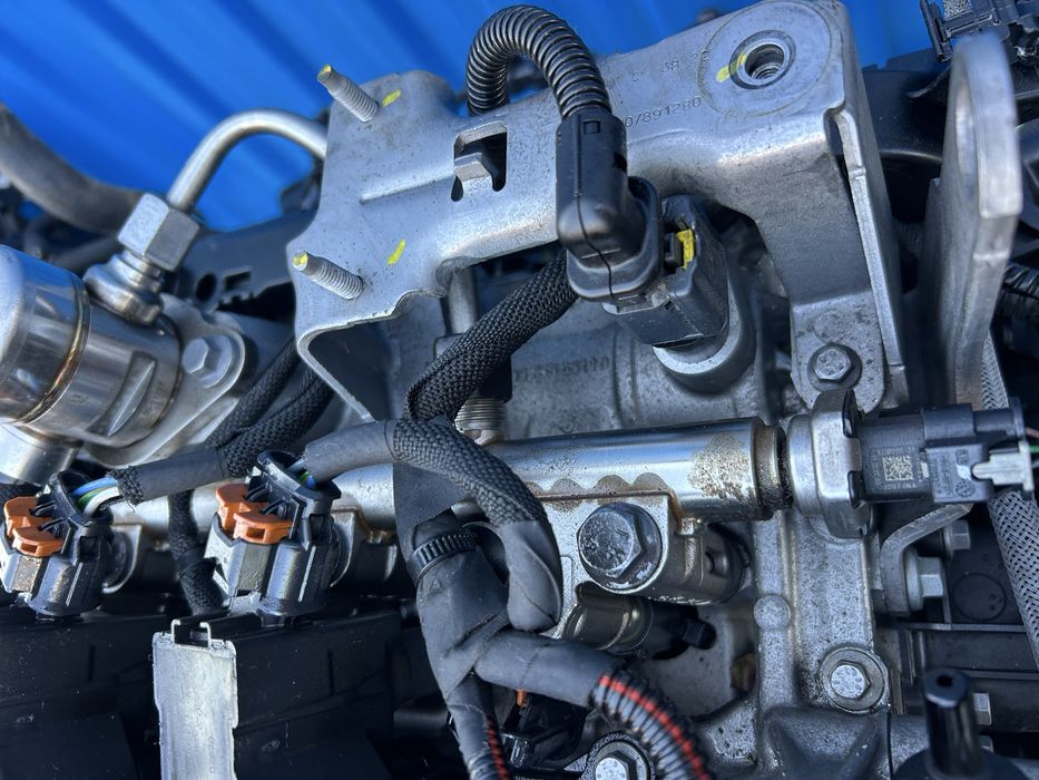 Rampă injectoare  completă cu injectoare Peugeot 2008 1.2 benzină 2022