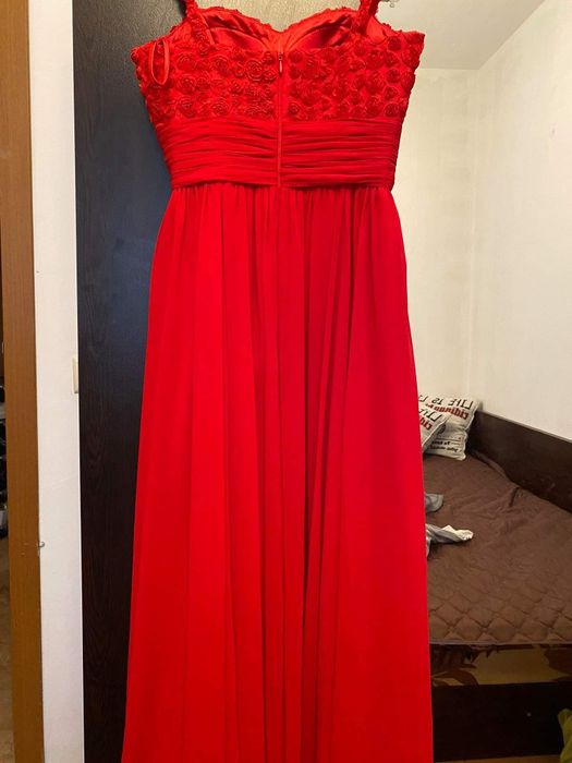 червена бална рокля