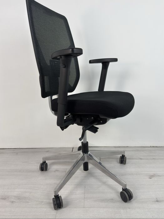 Офис столът Mesh 4 е най-новият модел С многобройни функции обзавеждан