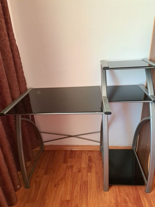 Birou din sticlă negru/argintiu.
