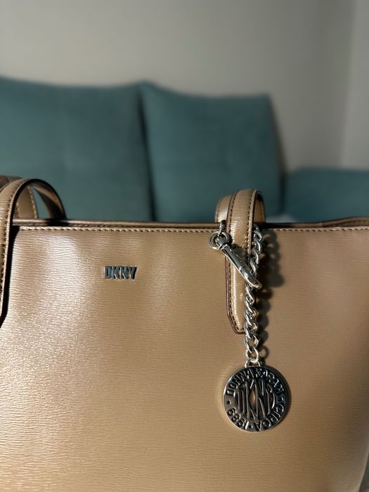 Кожена чанта DKNY
