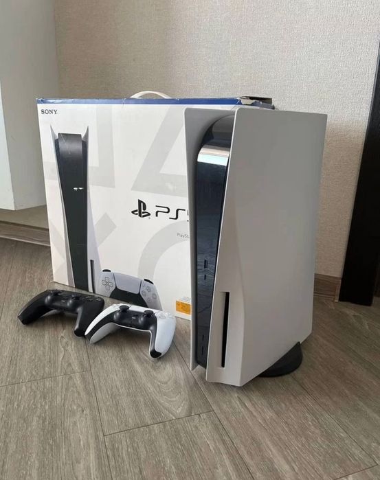 PlayStation 5 с двумя геймпадами + 600 игр