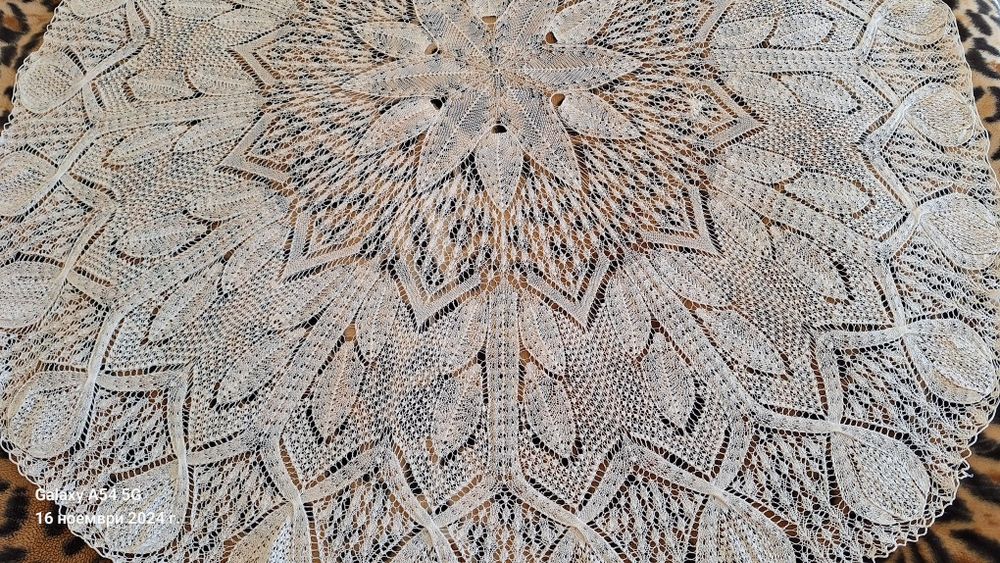 Ръчно плетена  кръгла покривка за маса.