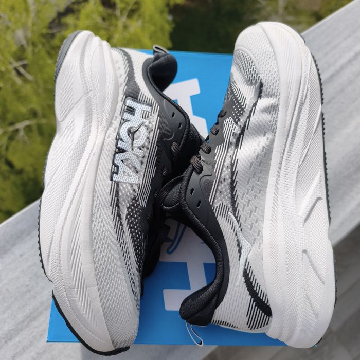 Hoka Skyflow in Black-White 42-43-44