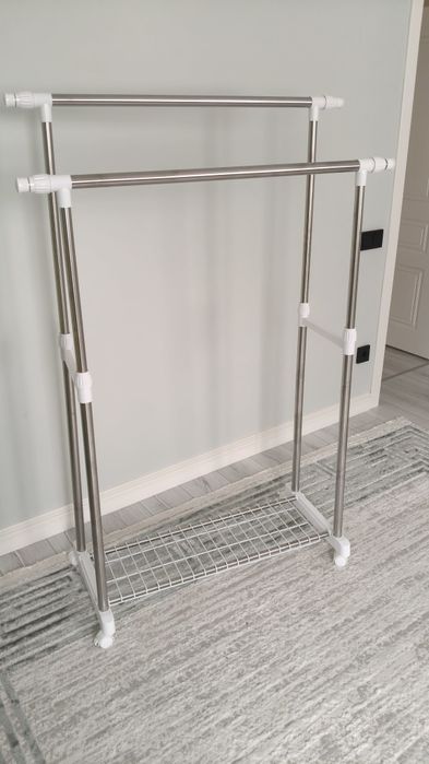 Вешалка почти новая