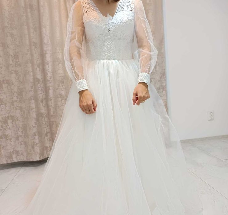 Vând rochie de mireasă nouă. Marimea S-M, corset, dantelă, broderie.