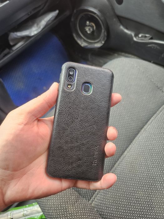 Продам самсунг а40 64 г